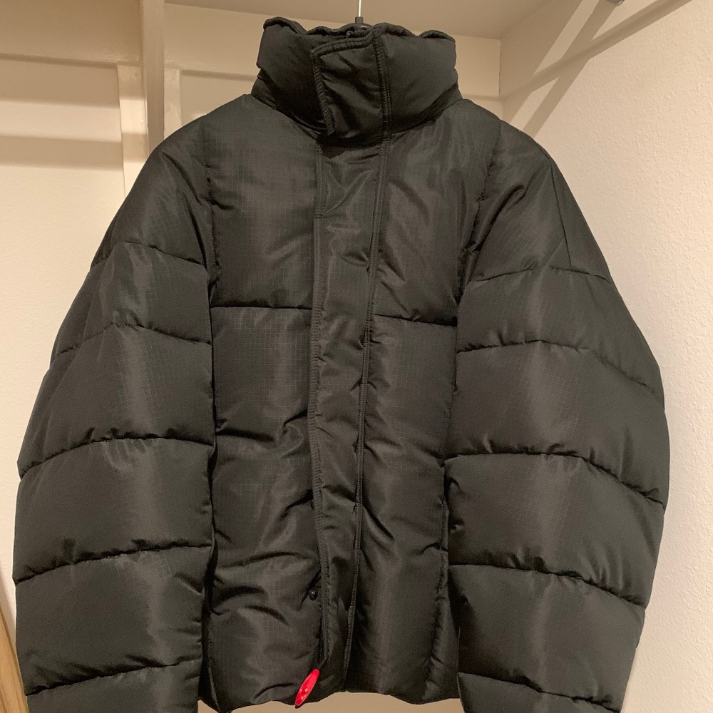 Brand new with tags women’s Balenciaga puffer on the back there is the logo baby